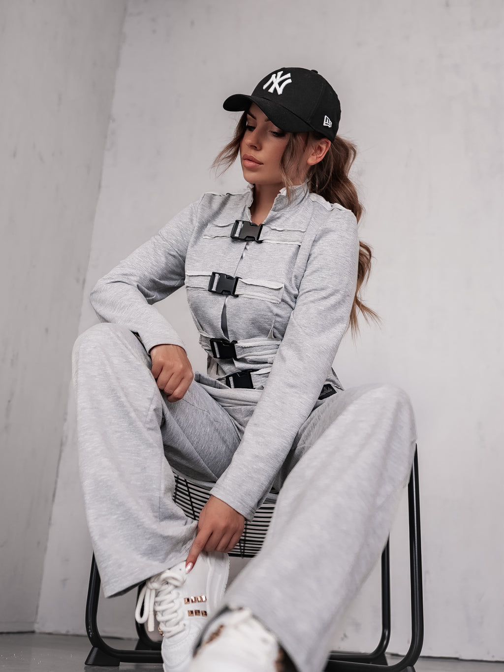 Дамски комплект Manhattan Style Gray якенце и панталон в сиво