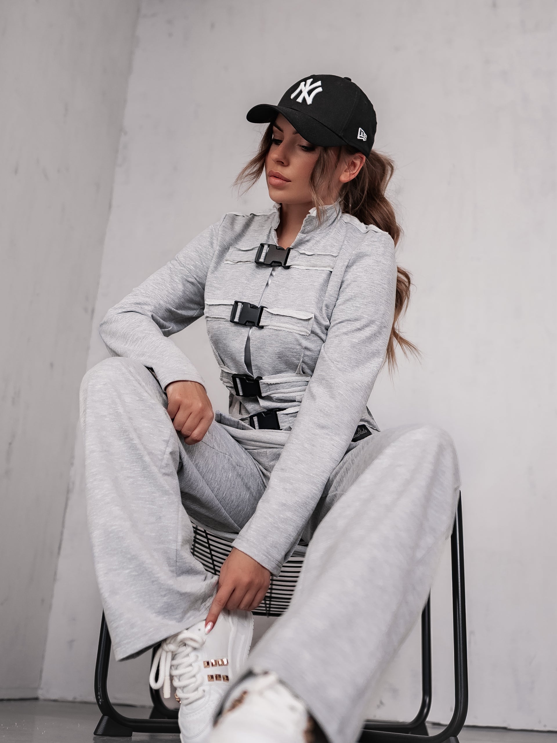 Дамски комплект Manhattan Style Gray якенце и панталон в сиво