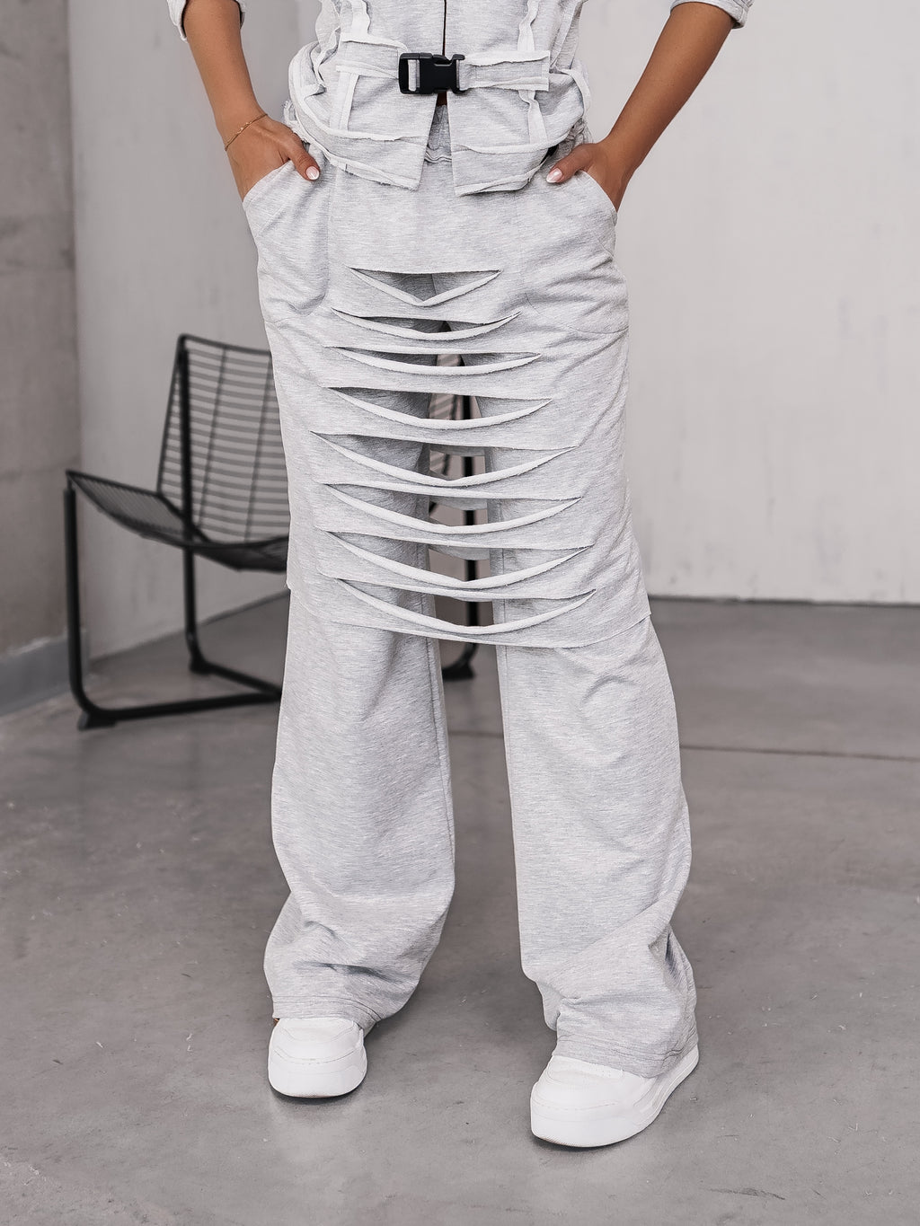 Дамски комплект Manhattan Style Gray якенце и панталон в сиво