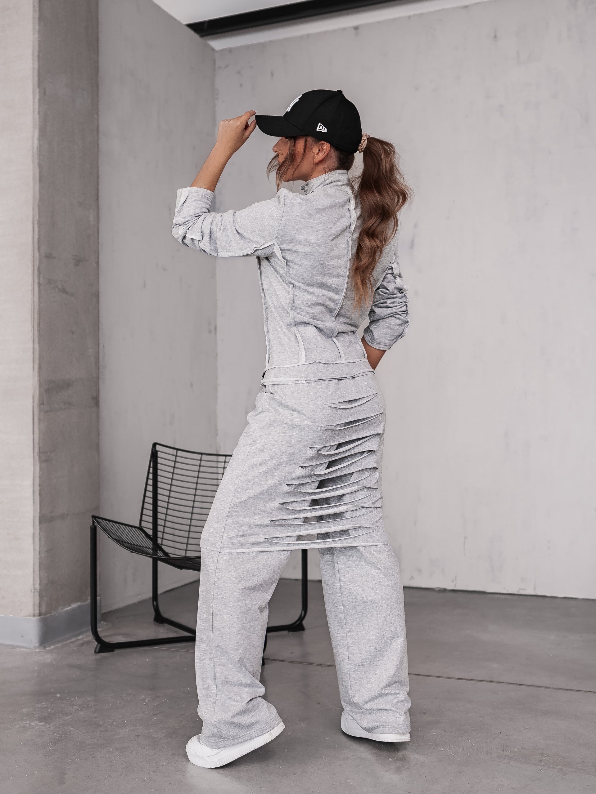 Дамски комплект Manhattan Style Gray якенце и панталон в сиво