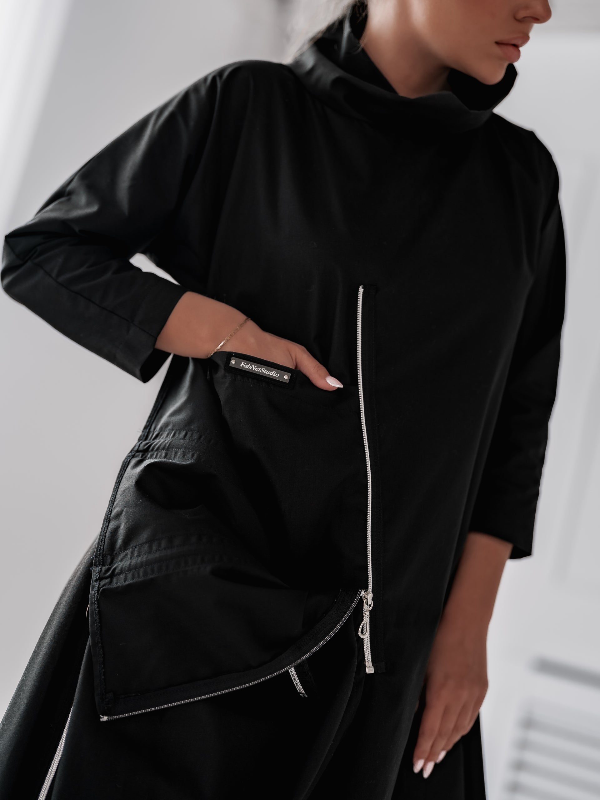 Черна асиметрична рокля с ципове Back to Black
