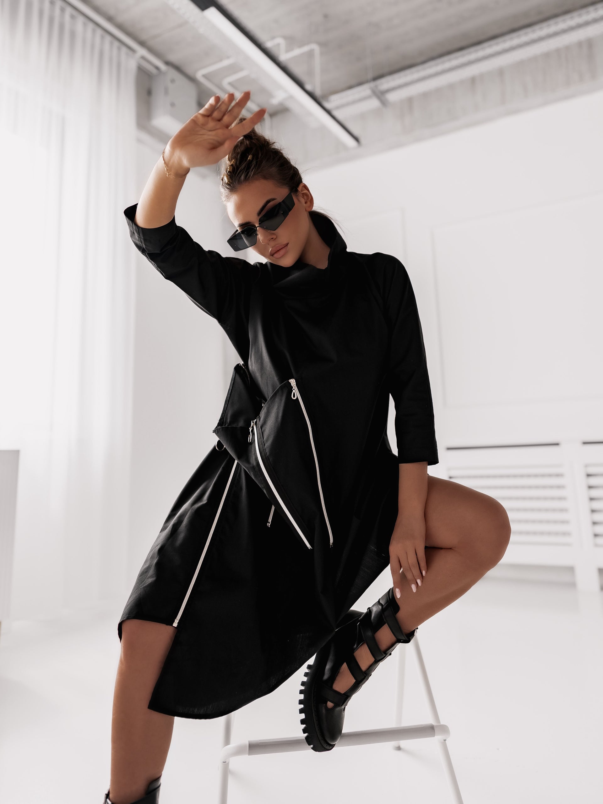 Черна асиметрична рокля с ципове Back to Black